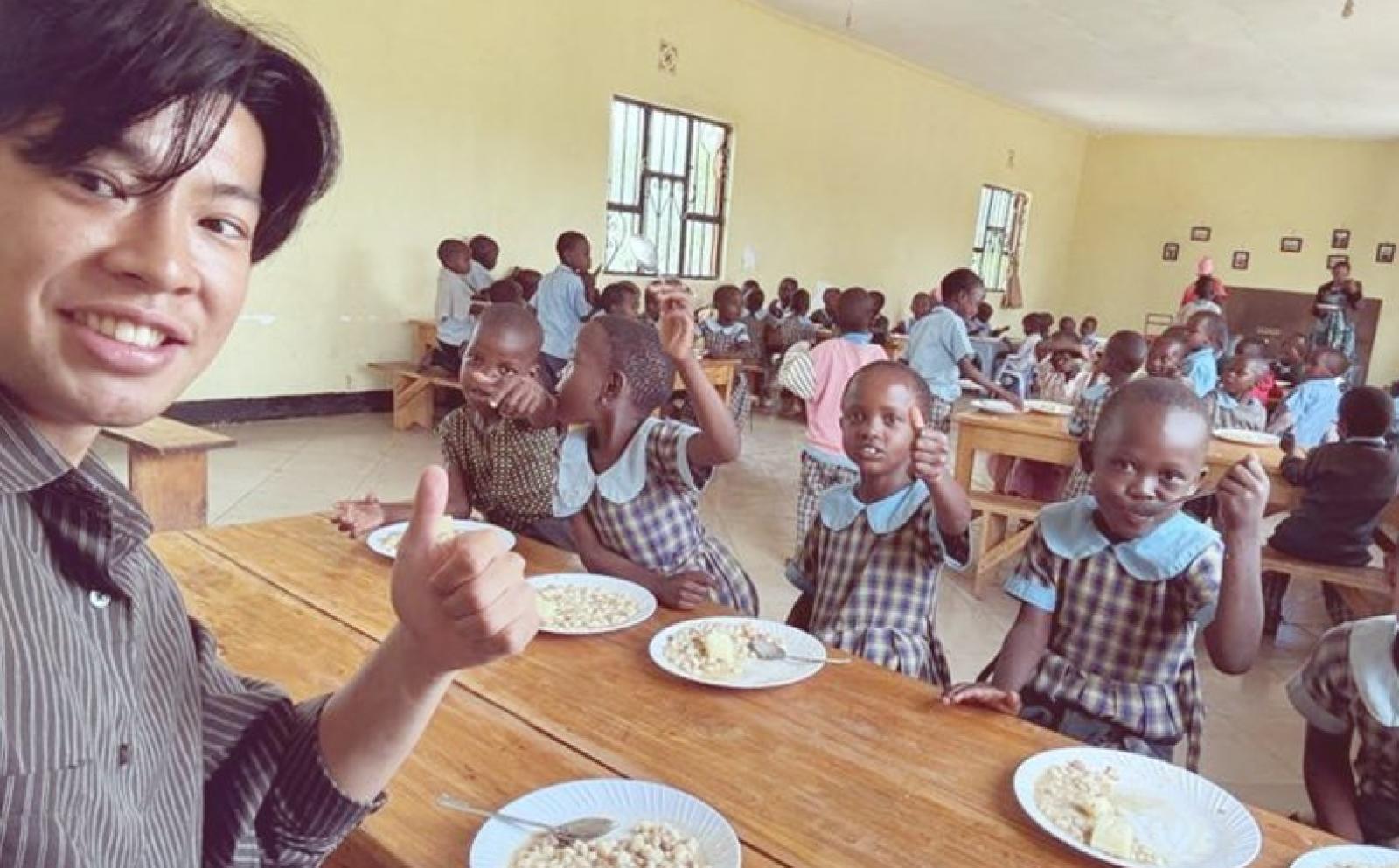 大学生の教育ボランティア依田隼さんとタンザニアの子供たちの給食の時間